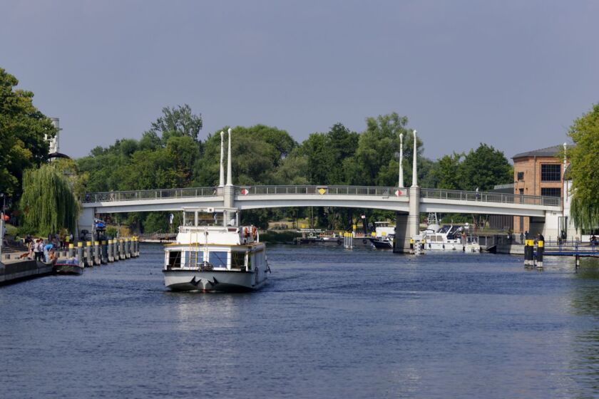Fahrgastschiff in Richtung Jahrtausendbrücke in Brandenburg an der Havel © Boettcher