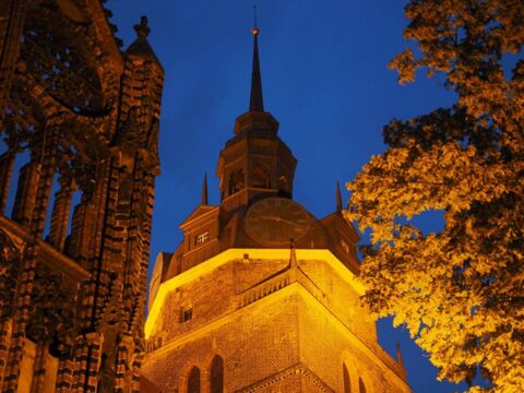 Die St. Katharinenkirche beleuchtet bei Nacht.