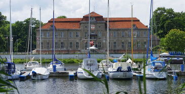 Schloss Plaue mit Segelbooten © Boettcher