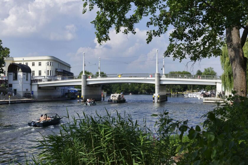 Jahrtausendbrücke mit Motorbooten in Brandenburg an der Havel © Boettcher