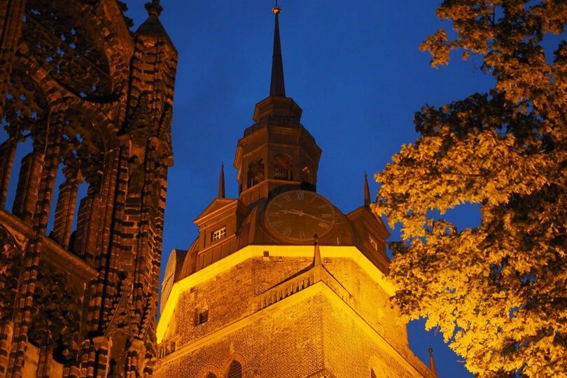 Die St. Katharinenkirche beleuchtet bei Nacht.