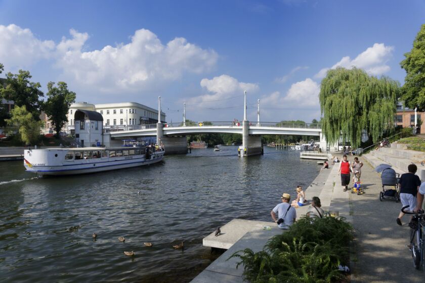 Fahrgastschiff in Richtung Jahrtausendbrücke in Brandenburg an der Havel © Boettcher