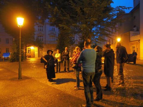 Touristen auf dem Katharienkirchplatz während des Nachtwächterrundgangs