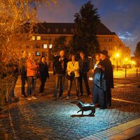 Touristen wird der Waldmops in der Hammerstraße auf dem Nachtwächterrundgang präsentiert.