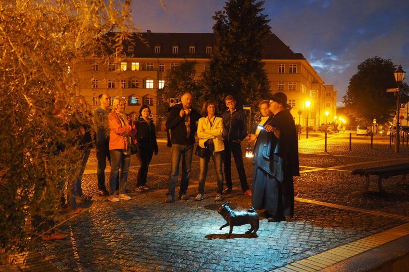 Touristen wird der Waldmops in der Hammerstraße auf dem Nachtwächterrundgang präsentiert.