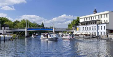 Fahrgastschiffe in Richtung Jahrtausendbrücke in Brandenburg an der Havel © Boettcher