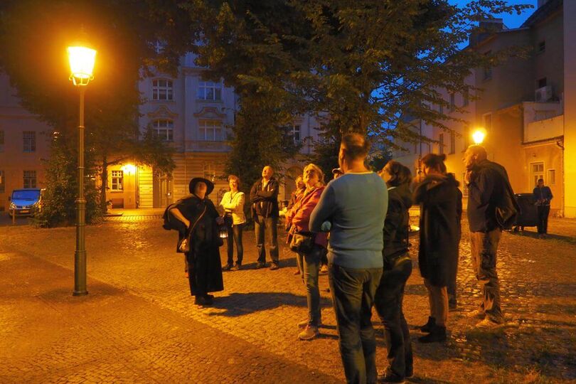 Touristen auf dem Katharienkirchplatz während des Nachtwächterrundgangs