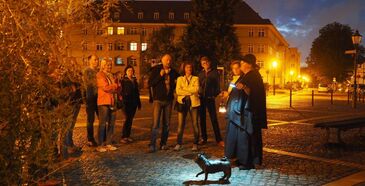 Touristen wird der Waldmops in der Hammerstraße auf dem Nachtwächterrundgang präsentiert.