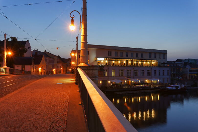 Jahrtausendbruecke am Abend Blick in Richtung Fontane Klub in Brandenburg an der Havel © Boettcher