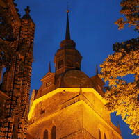 Die St. Katharinenkirche beleuchtet bei Nacht.