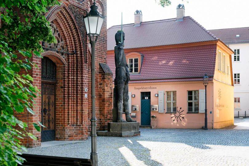 Roland vor dem Rathaus und dem Restaurant Inspektorenhaus in Brandenburg an der Havel © Boettcher
