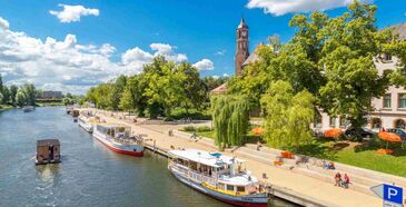 Salzhofufer mit dem Fahrgastschiffen in Brandenburg an der Havel © Martin Viertel