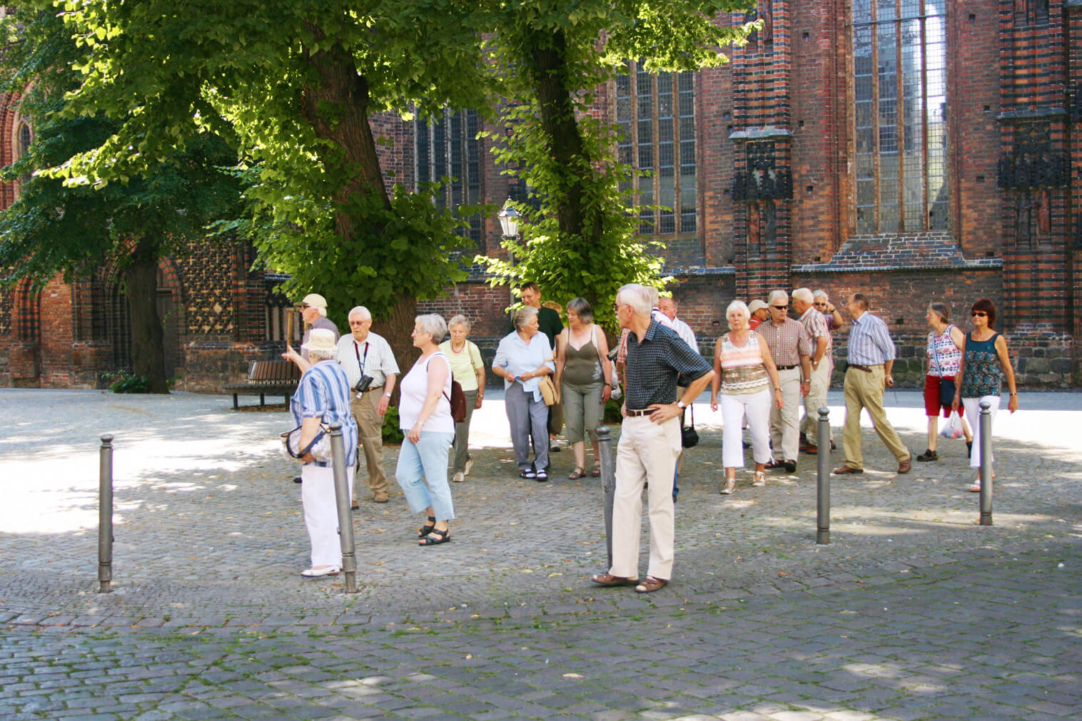Touristen auf dem Katharienkirchplatz