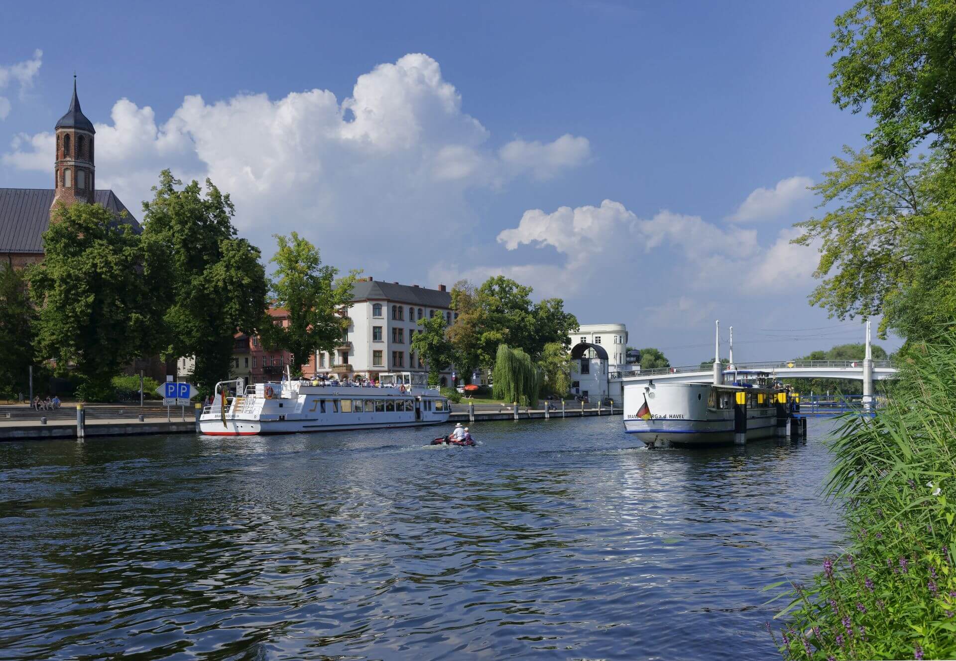 Fahrgastschiffe in Richtung Jahrtausendbrücke in Brandenburg an der Havel © Boettcher