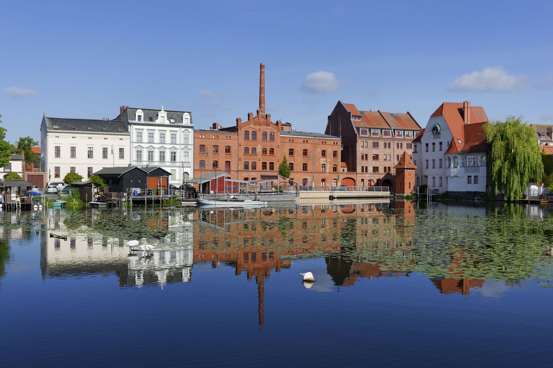 Mühlendamm mit Fischerhütten und sanierten Mühlen in Brandenburg an der Havel © Boettcher