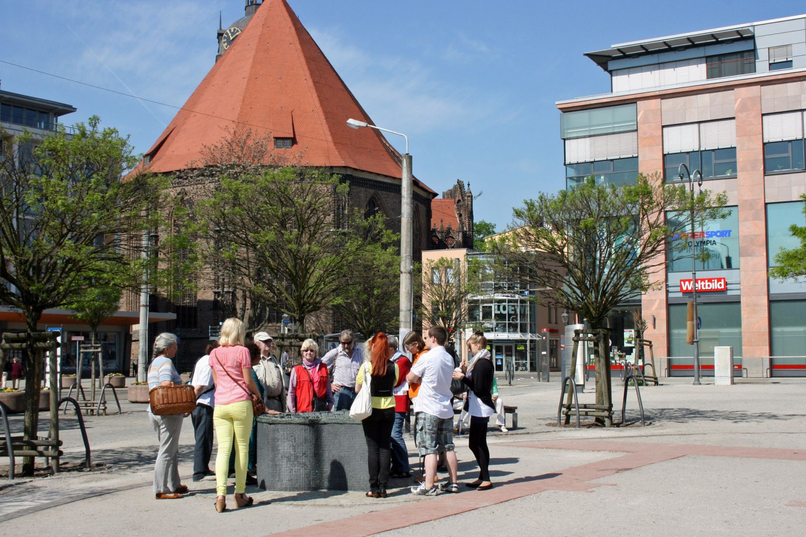 Menschen auf dem Neustadt Markt in Brandenburg an der Havel © STG