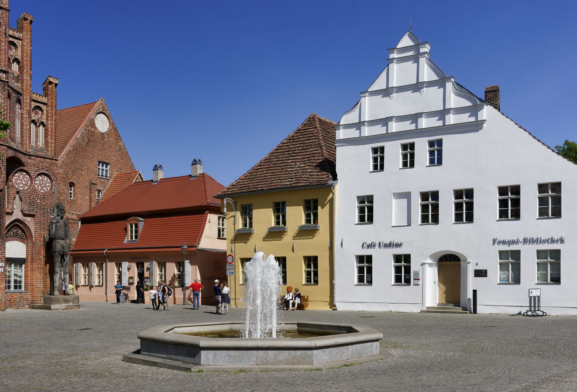 Altstädtischer Markt mit Fouque Bibliothek © Boettcher